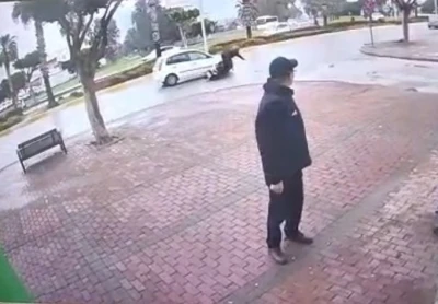 Elektrikli bisiklet s&uuml;r&uuml;c&uuml;s&uuml;n&uuml; yola savuran kaza kamerada
