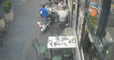 Elektrikli bisikletle yemek yiyenlerin arasına daldı