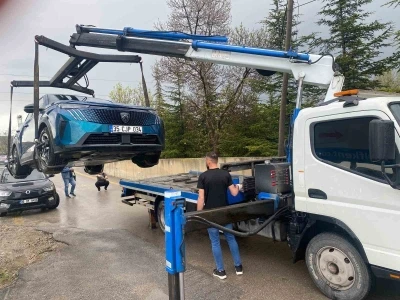 Elektrikli otomobilin yakınına yıldırım d&uuml;şt&uuml;, milyonluk ara&ccedil; &rsquo;hurda&rsquo; oldu
