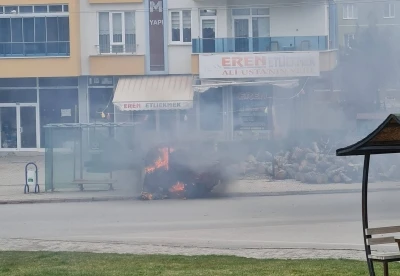 Elektrikli &uuml;&ccedil; tekerlekli motosiklet alev alev yandı
