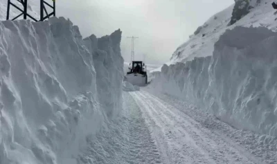 Eleşkirt&rsquo;te &ccedil;ığ d&uuml;şen Hayrang&ouml;l K&ouml;y&uuml; yolu ulaşıma a&ccedil;ıldı
