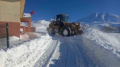 Eleşkirt&rsquo;te &ccedil;ığ engeli kaldırıldı, 55 k&ouml;y yolu ulaşıma a&ccedil;ıldı
