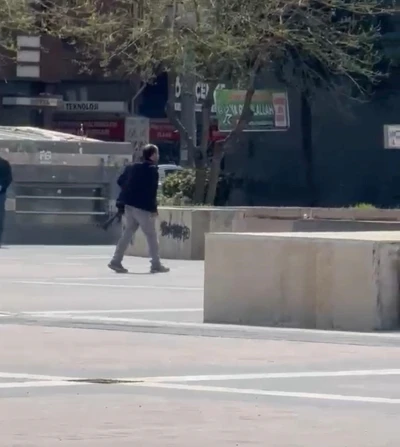 Elinde silahla polise kendini ihbar etti, etrafa ateş a&ccedil;tı
