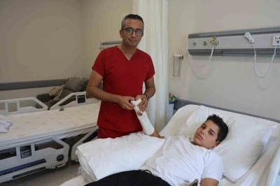 Elini üzüm sıkma makinesine kaptıran Melih’in kopan parmakları, başarılı geçen ameliyatla tutturuldu
