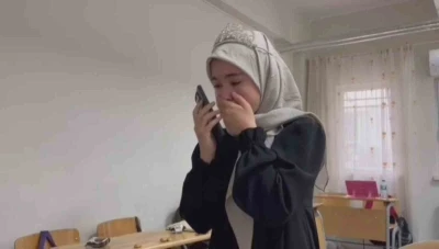 Emeğinin karşılığını alarak hafız olan kız, babasına müjdeli haberi gözyaşları içerisinde verdi
