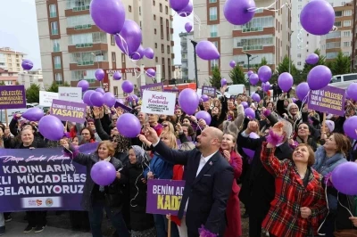 Emek&ccedil;i Kadınlar G&uuml;n&uuml; etkinlikleri, farkındalık y&uuml;r&uuml;y&uuml;ş&uuml; ile başladı

