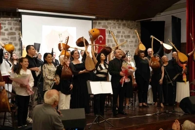 Emekli astsubaylardan Babalar G&uuml;n&uuml;&rsquo;ne &ouml;zel t&uuml;rk&uuml; ş&ouml;leni
