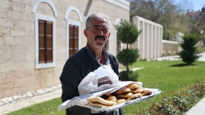 Emekli baba, ev yapımı poğa&ccedil;a satarak &ccedil;ocuğunun tedavisine destek oluyor
