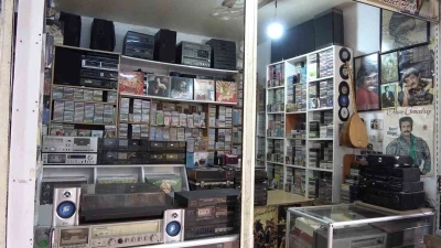 Emekli olunca evdeki kaset ve plaklarla iş yeri a&ccedil;tı
