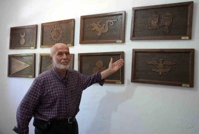 Emekli polis, ahşap hat sanatıyla evini adeta m&uuml;zeye &ccedil;evirdi
