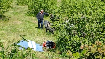 Emekli polis devrilen trakt&ouml;r&uuml;n altında can verdi
