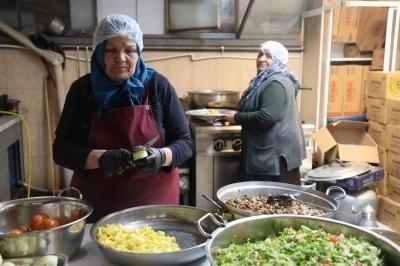 Emekli Sema &ouml;ğretmen aşevinde engelli ve kimsesizlere "anne" oldu
