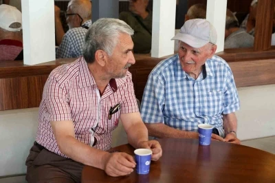 Emeklilere &uuml;cretsiz &ccedil;ay ve su ikramıyla k&uuml;t&uuml;phane imkanı
