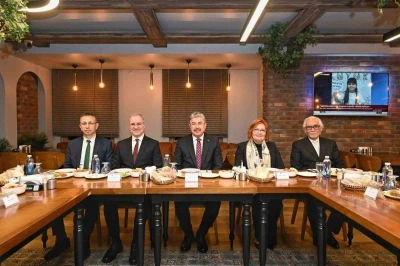Emekliliğe ayrılacak Eskişehir Valiliği Yazı İşleri M&uuml;d&uuml;r&uuml; i&ccedil;in veda yemeği
