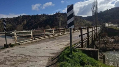 Emet&rsquo;te k&ouml;y sakinleri eski k&ouml;pr&uuml;n&uuml;n yenilenmesini istiyor
