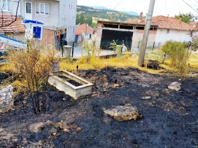 Emet&rsquo;te mezarlıkta &ccedil;ıkan yangında 10 kabir zarar g&ouml;rd&uuml;
