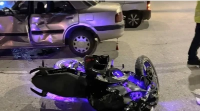 Emet’te motosiklet otomobile çarptı: 2 yaralı
