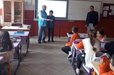 Emet’te ortaokul öğrencilerine Kur’an-ı Kerim hediye edildi
