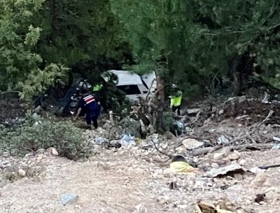 Emet’te uçuruma yuvarlanan araçtaki karı koca yaralandı
