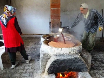 Emet Yağcık köyünde asırlardır eski usulle üzüm pekmezi yapımı geleneği sürdürülüyor
