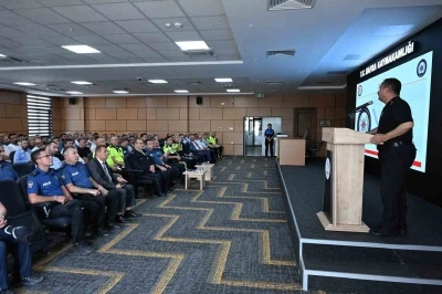 Emniyet M&uuml;d&uuml;r&uuml; Arıbaş, Bafra&rsquo;da toplu taşıma sekt&ouml;r&uuml; temsilcileri ile toplantı yaptı
