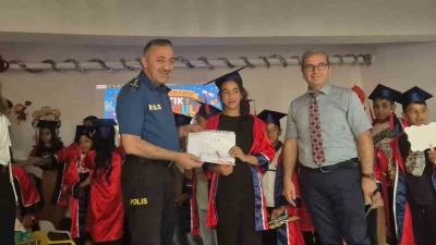Emniyet M&uuml;d&uuml;r&uuml; &ouml;ğrencilerin karne sevincine ortak oldu
