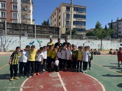 Emniyet M&uuml;d&uuml;r&uuml; &Ouml;zcan miniklerle futbol oynadı
