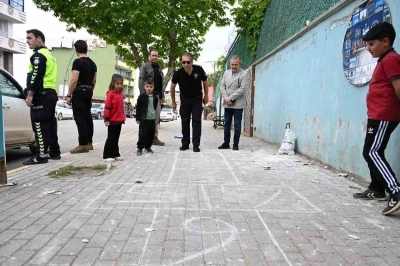 Emniyet M&uuml;d&uuml;r&uuml; Sazak, Şırnak sokaklarında &ccedil;ocuklarla sek sek oynadı

