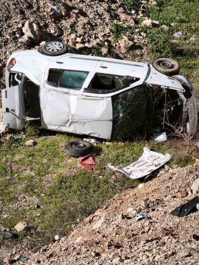 Emniyet şeridindeki kamyonete &ccedil;arpan otomobil boş araziye u&ccedil;tu: 4 yaralı
