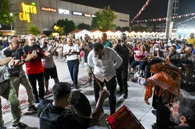 En fazla baklavayı yemek için kıyasıya yarıştılar
