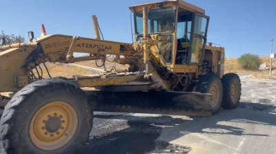 En genç kadın muhtar greyderin başına geçti, yolları asfaltladı
