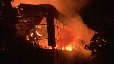 En mutlu günlerinde ev ve depoları alev alev yandı: Baba gözyaşlarını tutamadı
