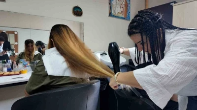 En özel kuaförler yeteneklerini anneleriyle paylaştı
