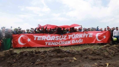 Enduro şampiyonasının finali Tend&uuml;rek&rsquo;te "Ter&ouml;rs&uuml;z T&uuml;rkiye" pankartıyla başladı
