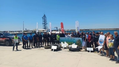 Enez&rsquo;de kurbağa adamlar deniz dibindeki atıkları temizledi
