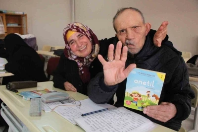 Engelleri aşıp okuma yazma kursuna katıldılar: 30 yıllık &ccedil;iftten ders alınacak aşk hikayesi
