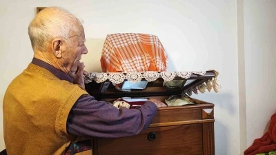 Engelli adamın eşi &ouml;l&uuml;nce gizli b&ouml;lmeye kaldırdığı 1 kilo altını &ccedil;alındı iddiası
