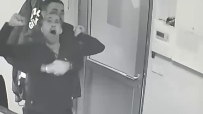 Engelli &ccedil;alışan, g&uuml;venlik g&ouml;revlisinin heimlich manevrasıyla hayata tutundu
