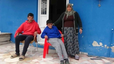 Engelli &ccedil;ocuklarına hem anne hem baba oldu
