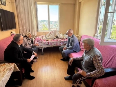 Engelli eşi ve yatalak annesini bebeği gibi bakıyor
