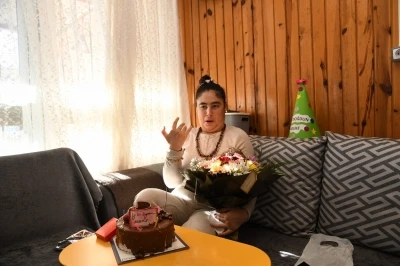 Engelli gencin y&uuml;z&uuml;n&uuml; g&uuml;ld&uuml;ren doğum g&uuml;n&uuml; s&uuml;rprizi
