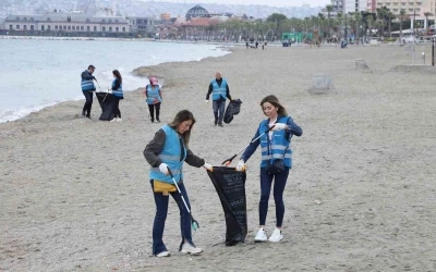 Engelli izciler &ccedil;evreyi kirletenleri trampet ve darbuka &ccedil;alarak protesto etti
