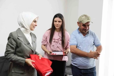 Engelli kardeşlerine &ouml;mr&uuml;n&uuml; adayan &Ccedil;ilem&rsquo;e ev tapusu teslim edildi
