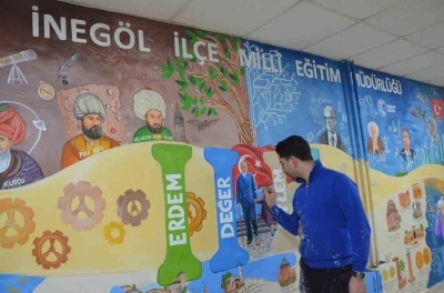 Engelli &ouml;ğretmen hayal g&uuml;c&uuml;n&uuml; kullandı, T&uuml;rkiye Y&uuml;zyılı Maarif Modeli m&uuml;fredatını duvara resmetti
