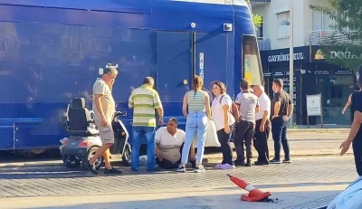 Engelli vatandaş akülü aracıyla tramvaya çarptı
