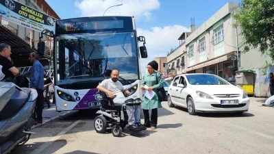 Engelli vatandaş belediye otob&uuml;s&uuml;ne polis eşliğinde binebildi
