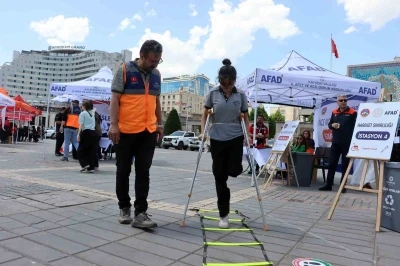 Engellilerin yaşadığı zorlukları empati kurarak &ouml;ğrendiler
