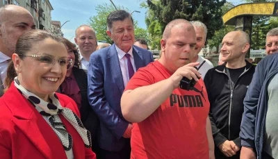 Engellilerin y&uuml;r&uuml;y&uuml;ş&uuml; down sendromlu Deha&rsquo;nın telsiz anonsuyla başladı
