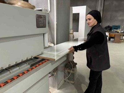 Enkazdan at&ouml;lyeye bir hayat m&uuml;cadelesi: İki &ccedil;ocuk annesi mobilyaya şekil veriyor
