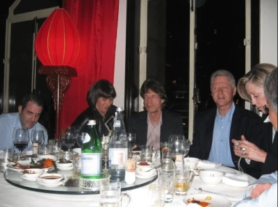 Epstein belgelerinde Clinton ve Michael Jackson dahil &ccedil;ok sayıda &uuml;nl&uuml; ismin fotoğrafları ortaya &ccedil;ıktı
